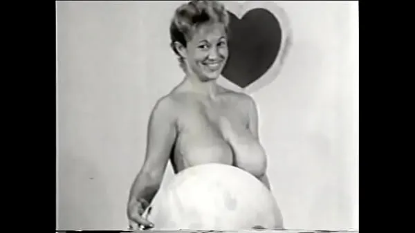 Regardez Un modèle vintage appétissant se déshabille devant la caméra et montre son gros cul serré et ses seins magnifiques nouvelles vidéos