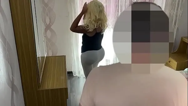 Mira madrastra abrazó a su hijo y bajó a su pene. sexo anal nuevos videos