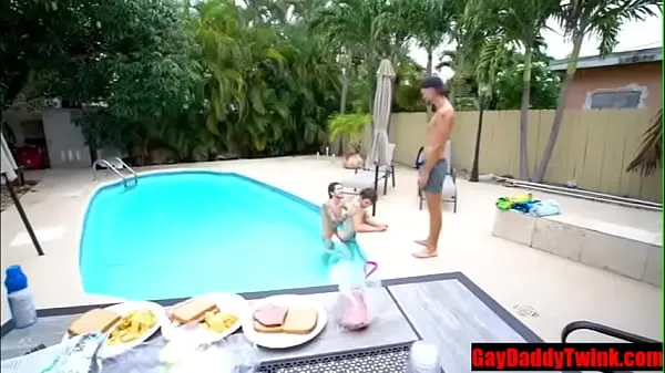 Regardez Gay Family Bareback trio au bord de la piscine nouvelles vidéos