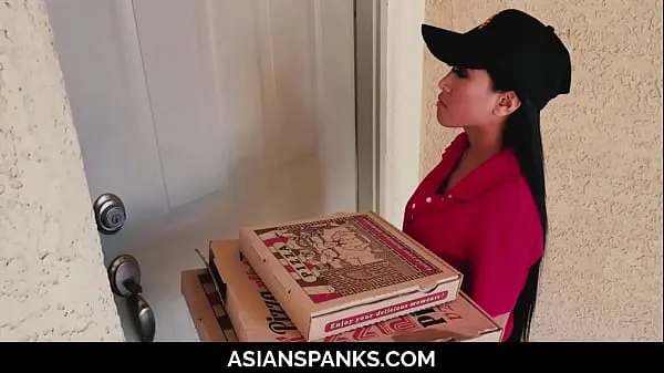 Παρακολουθήστε Pizza Delivery Teen Cheated by Jerking Guys (Ember Snow) [UNCENSORED νέα βίντεο