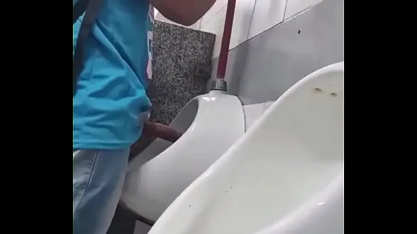 Guarda Uomini etero arrapati che vedono dei rotoli nell'orinatoio del bagno del centro commercialenuovi video