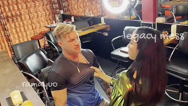 Regardez LEGACY MESS: Crazy Ladyboy a baisé un mec avec une grosse bite dans le cul et dans la bouche qui ne pouvait pas payer la facture nouvelles vidéos