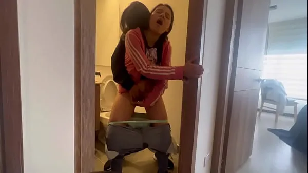 Se My friend leaves me alone at the hot 's house and we fuck in the bathroom ferske videoer