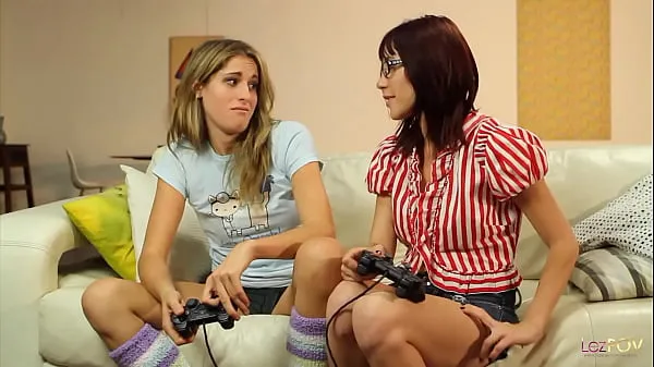 Katso Lesbian gamer girls make a bet that leads them to start fingering and eating ass tuoreita videoita