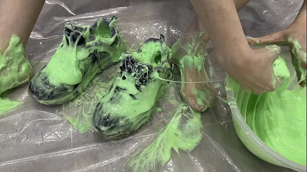 Se Trashing Sneakers (Trainers) with Super Sticky Slime ferske videoer