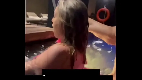 Oglejte si Fucking without condom with a guy i found in the hotel pool sveže videoposnetke