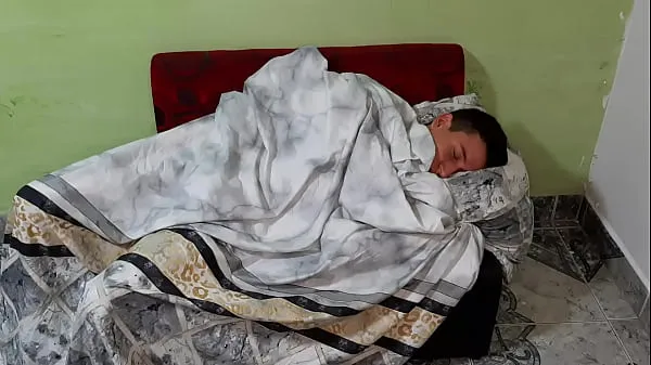 Se My stepmother finds me resting on the sofa and takes me to bed to fuck friske videoer