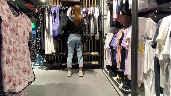 Pozrite si The Girl Worked Out The Purchase Right In The Locker Room Of The Shopping Center čerstvé videá