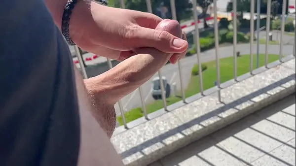 Regardez Éjaculation publique risquée sur le balcon / A-Teen-cm nouvelles vidéos