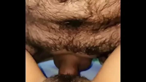 Assista a Com meu marido, que parece um ursinho de pelúcia, porque é peludo e gostoso vídeos recentes