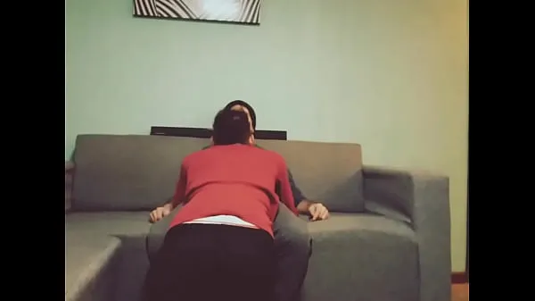 Tonton Sucking male cock in the living room Video baharu