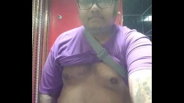 Titta på Vaibhav Pisses In A Public Toilet With His Boobs & Belly Out nya videor