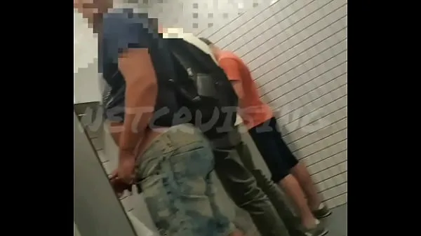 Mira MUY BUEN FALTA EN UN BAÑO PÚBLICO. QUIERO HACER PUTAS COMO ESTOS MACHOS nuevos videos