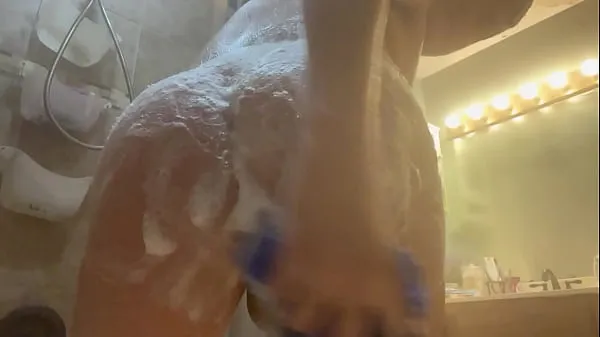 Podívejte se na Bubble Butt twerking his sexy ass in the shower pt. 2 nová videa