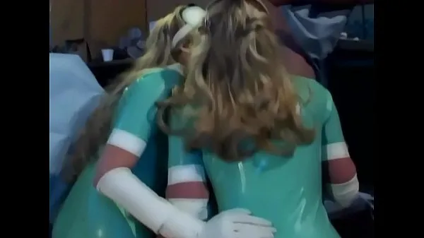 观看 Two latex nurses in uniform have a hot threesome 个新视频